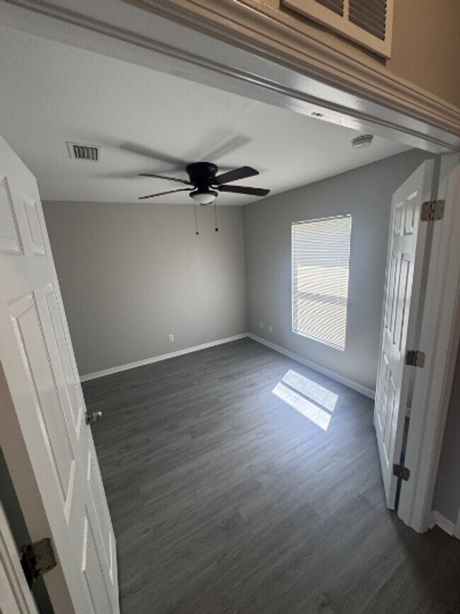 Building Photo - 2412 Vernon Ave S