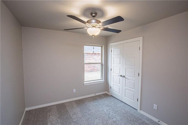 Building Photo - 3516 Lakeside Dr