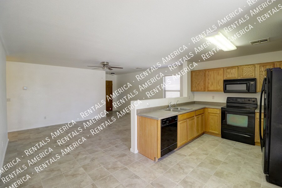 Building Photo - 6003 E Sunrise Cir