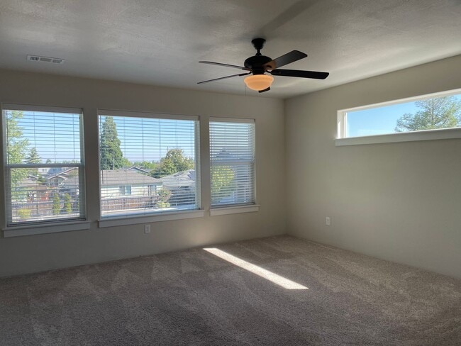 Building Photo - Gorgeous 4 Bedroom 2.5 Bath Home-A Must Se...