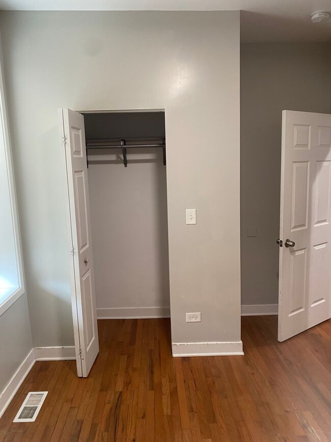 Building Photo - Spacious south side 5 bedroom beauty