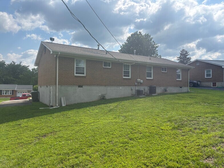 Building Photo - 720 Pyrtle Dr