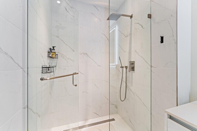 Building Photo - 3100 N Ocean Dr