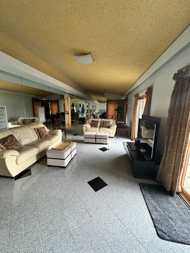Building Photo - 3848 McDivitt Dr