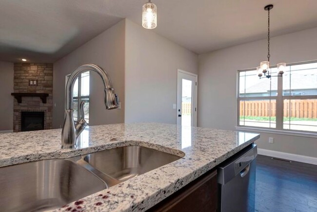 Building Photo - 4 Bed | 2 Bath | 3 Car Garage | Nixa High ...