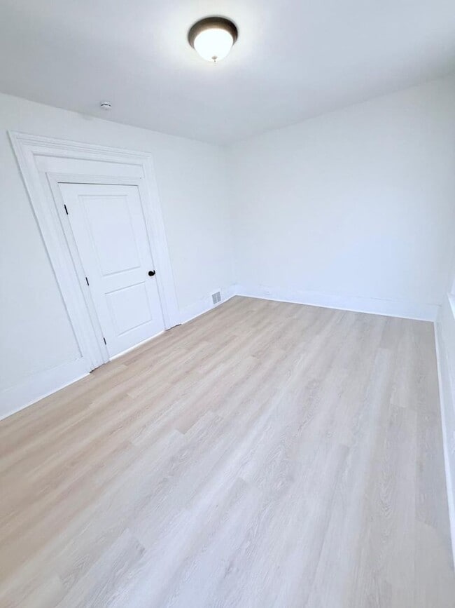 Building Photo - 2604 W 27th St