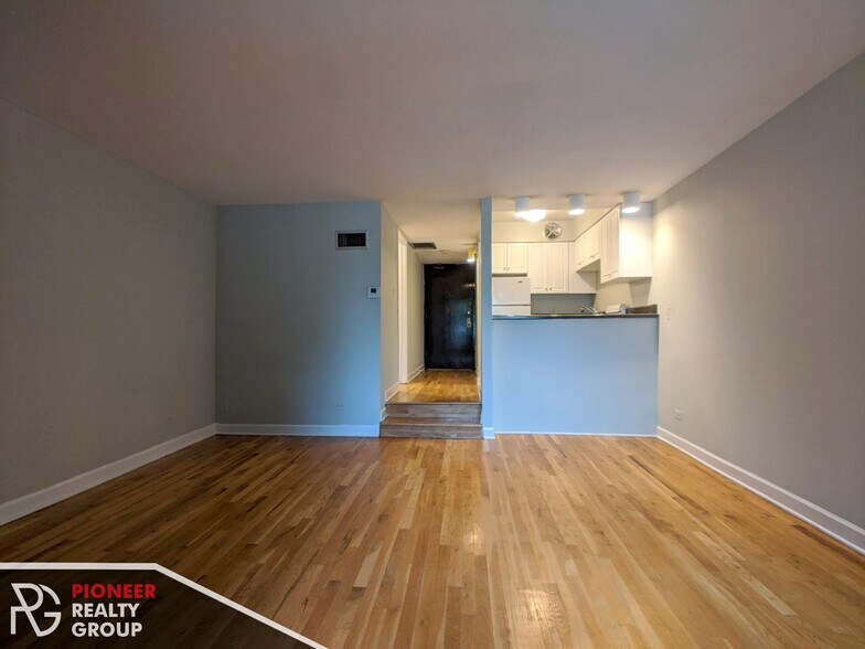 Building Photo - 1254 N La Salle Dr