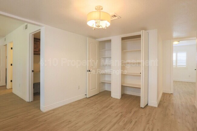 Building Photo - 951 E Leeward Ln