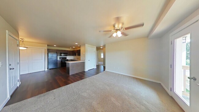 Building Photo - Top floor apartment! Beautiful 2 bedroom 2...