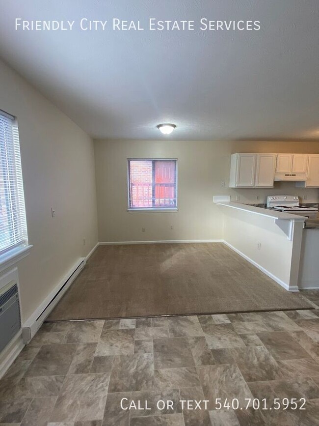 Building Photo - Spacious 2 bedroom, 1.5 bath ground floor ...