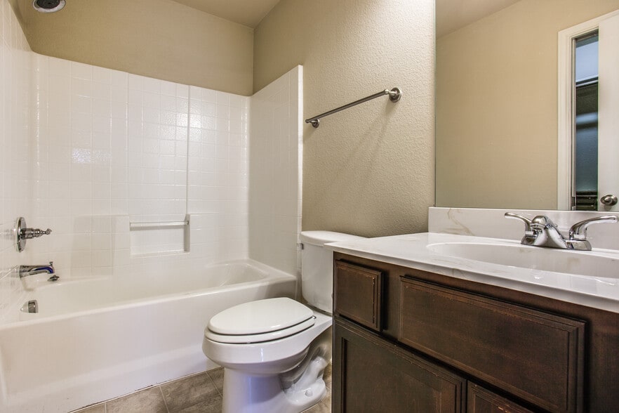 Building Photo - 417B Castleridge Dr