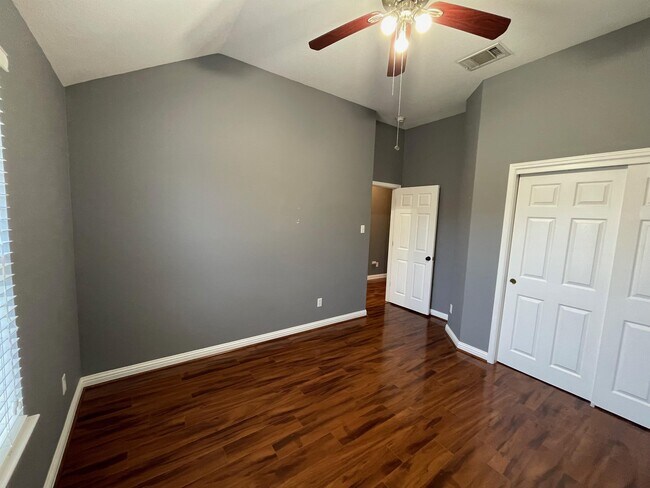 Building Photo - 10312 Yellowstone Dr