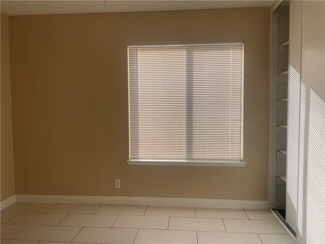 Building Photo - 1053 N Wisteria Ave