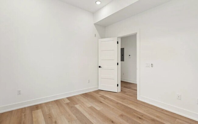 Building Photo - 136 E Cumberland St