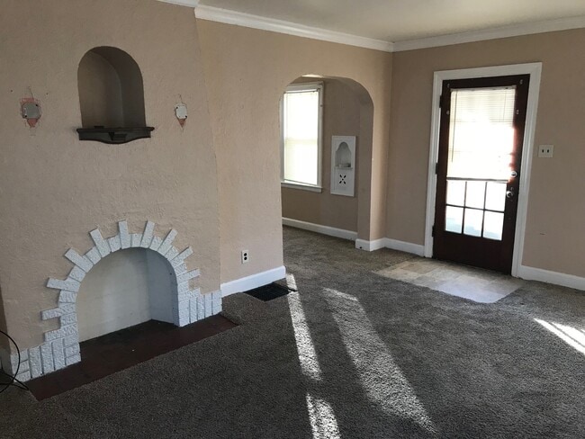 Building Photo - 323 Hillview Dr