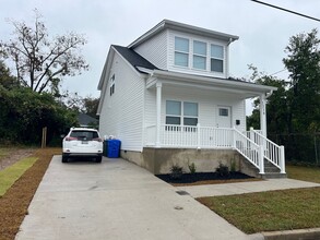 Building Photo - 1218 House St