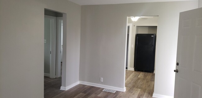 Building Photo - Newly Updated Spacious Two Bedroom w/Bonus...