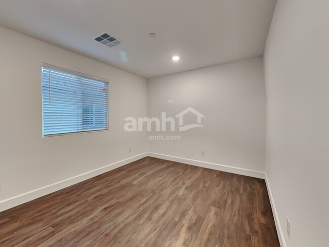 Building Photo - 132 Charmante Tulip Ln