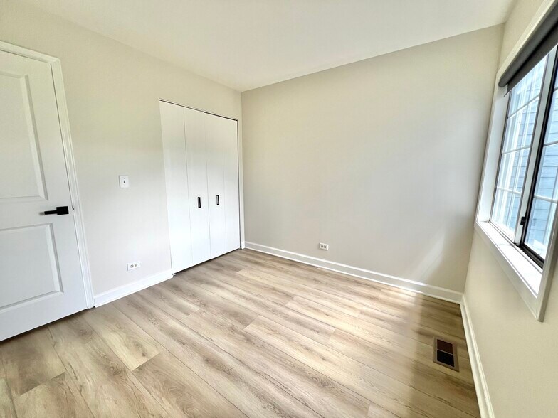 Building Photo - 1232 S Parkside Dr