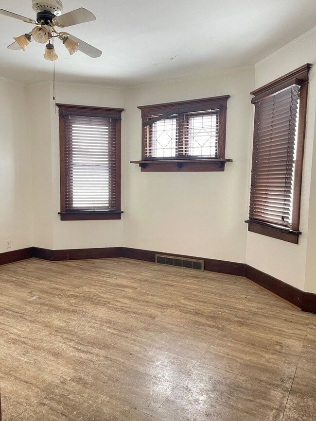 Building Photo - Spacious 4 bedroom house!!