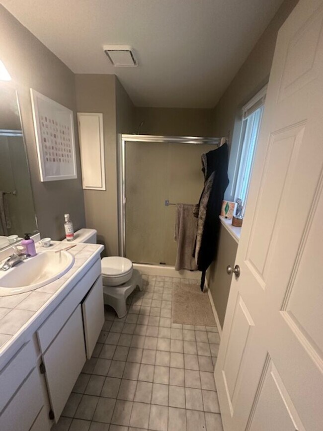 Building Photo - Single level home close to Mt View High School