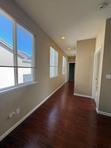 Building Photo - 338 Blue Sky Dr