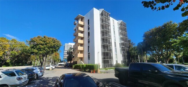 Building Photo - 3301 N Country Club Dr