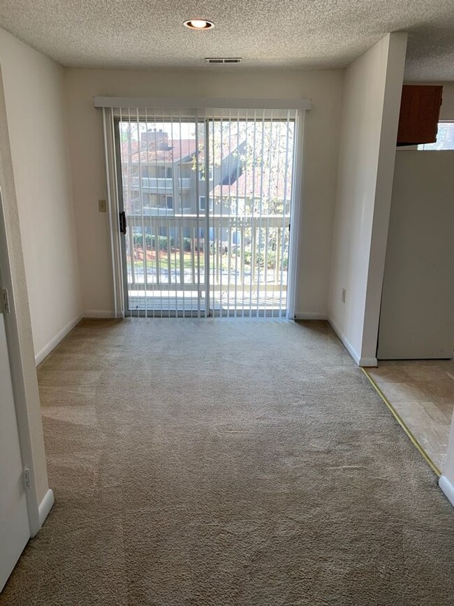 Building Photo - 2 BED 2 BATH UNIT ON 3RD FLOOR IN MYRTLE G...