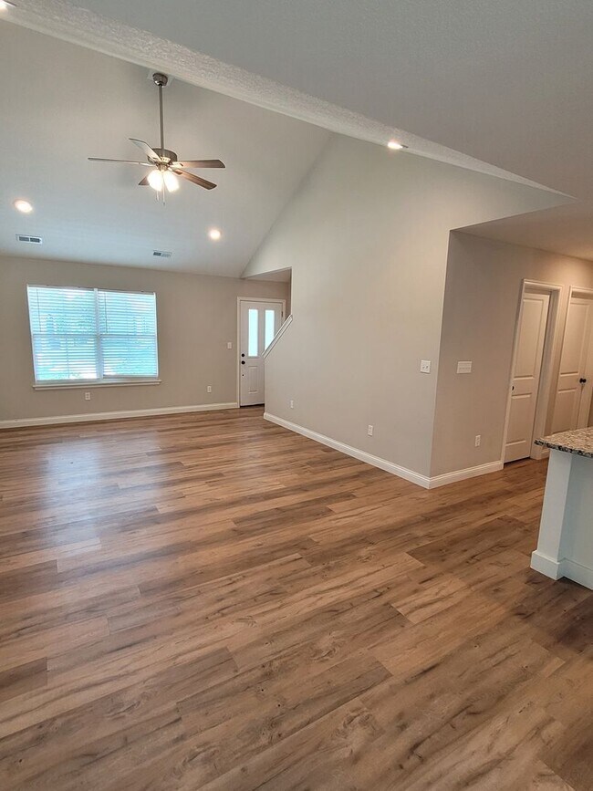 Building Photo - 3 Bedroom Home in South Columbia