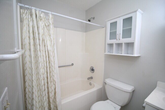 Building Photo - Gulf Breeze Rental: 3 Bedroom Brick Home w...
