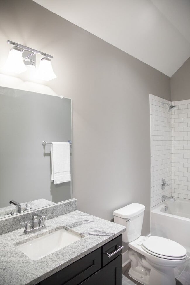 Building Photo - 3 Bed, 3.5 Bath Home w/ 2 Car Garage in East Nashville