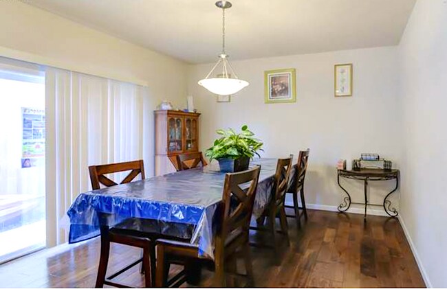 Dining room - 9270 SE Caruthers St