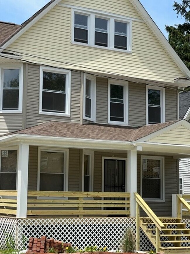 Building Photo - 1332 W 93rd St