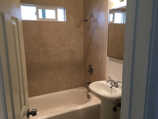 Building Photo - MISSION BEACH STUDIO APARTMENT WITH PARKIN...