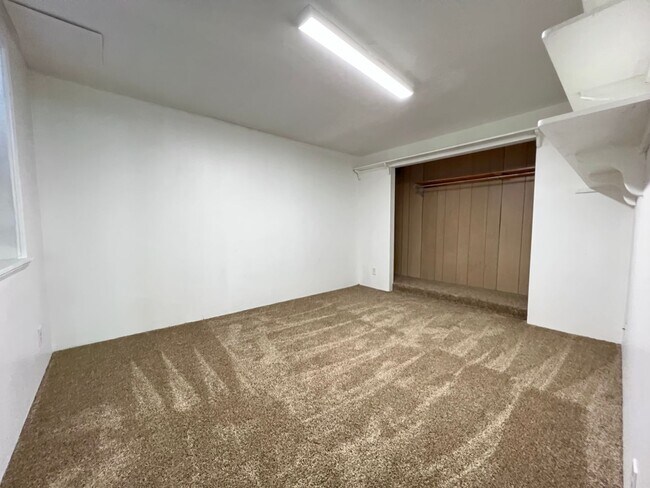 Building Photo - 5 Bedroom/2.5 Bathroom Home in West Valley...