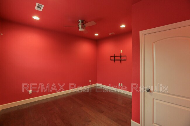 Building Photo - 2202 SW Tupelo Ave