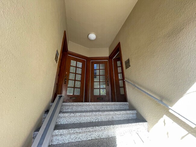 Building Photo - 1305 27th Ave