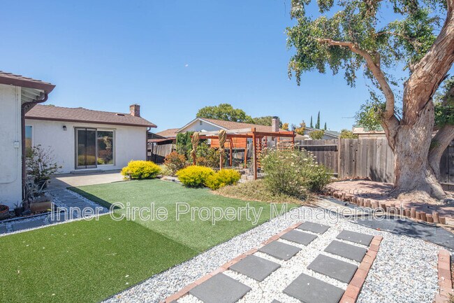 Building Photo - 2225 Mt Whitney Dr