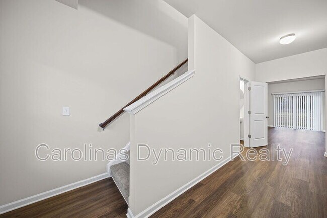 Building Photo - 916 S Battleground Ave