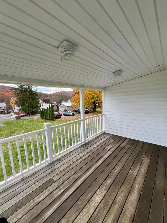 Building Photo - 425 Center St