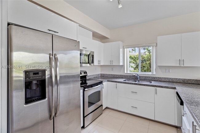 Building Photo - 2782 SW 33rd Ave
