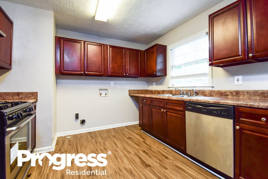 Building Photo - 900 Orris Ln