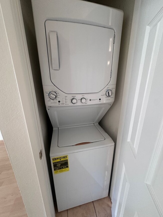 Building Photo - Spacious One Bedroom Condo w/ Mountain Views!