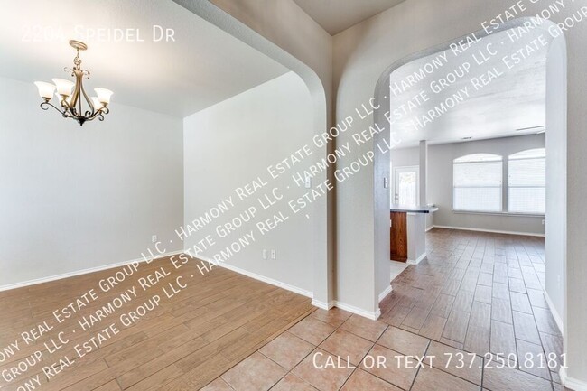 Building Photo - 2204 Speidel Dr