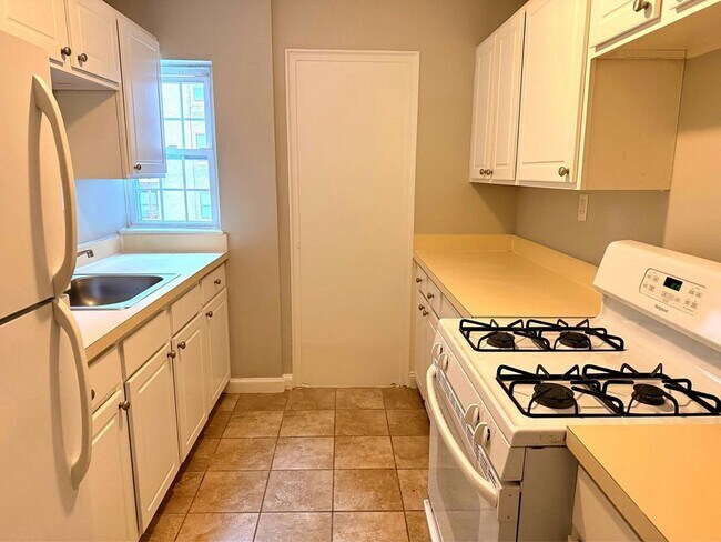 Building Photo - 41 Niles St