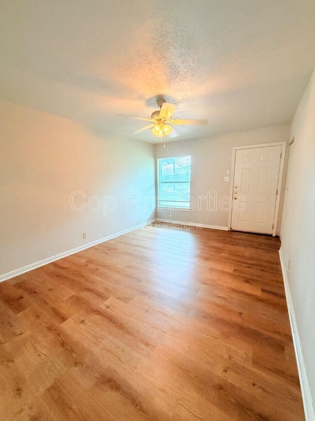 Building Photo - 827 Dunwoodie Dr
