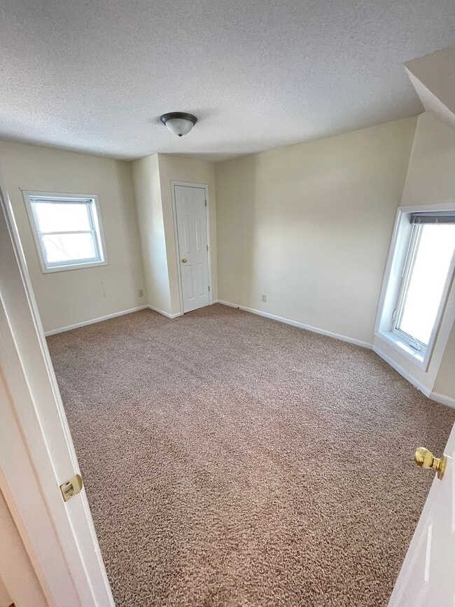 Building Photo - AVAILABLE JUNE 1st - 3 Bed, 1 bath House!