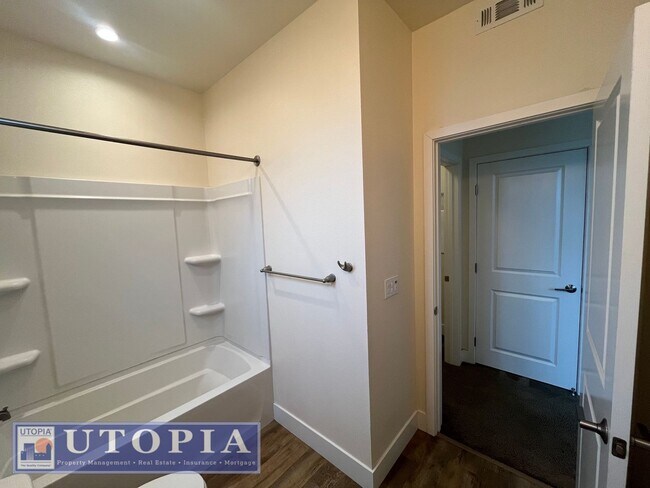 Building Photo - Spacious and Modern 3-bedroom, 3.5 bathroo...