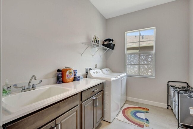 Building Photo - 870 Hookline Cir