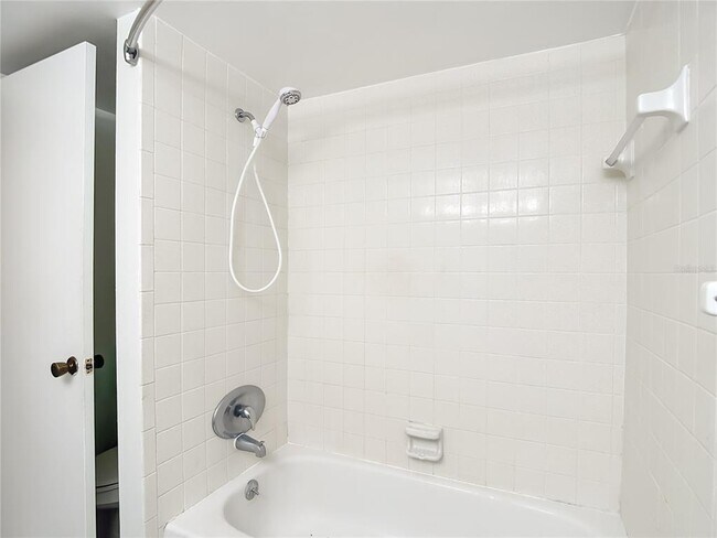 Building Photo - 831 Maple Ct